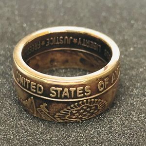 Great seal 1986 gold in color ring